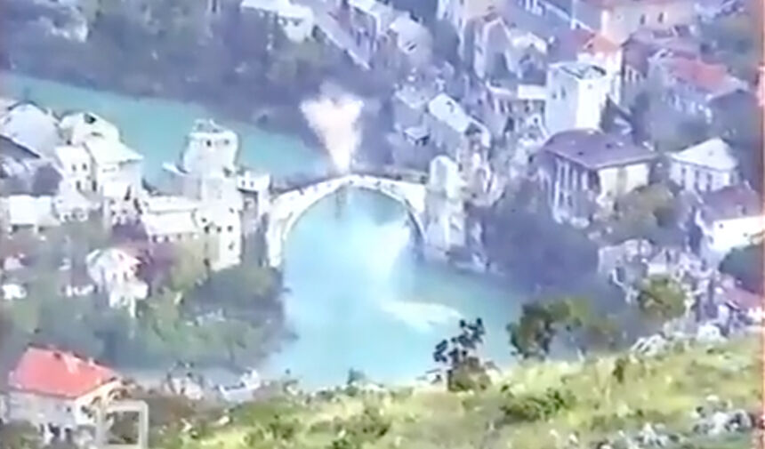 Bosna Hersek'in Tarihi Mostar Köprüsü'nün 1993 Yılında Yıkılmasına Dair Yeni Görüntüler